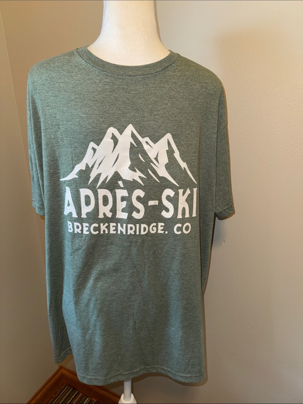New Men’s Après-Ski Breckenridge Green Graphic Tee - Large